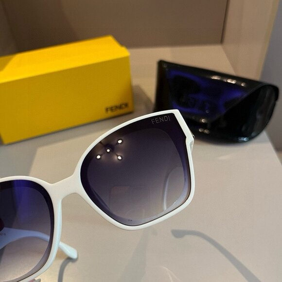 FENDI FF Logo Oversize Sunglasses - Picture 4 of 7